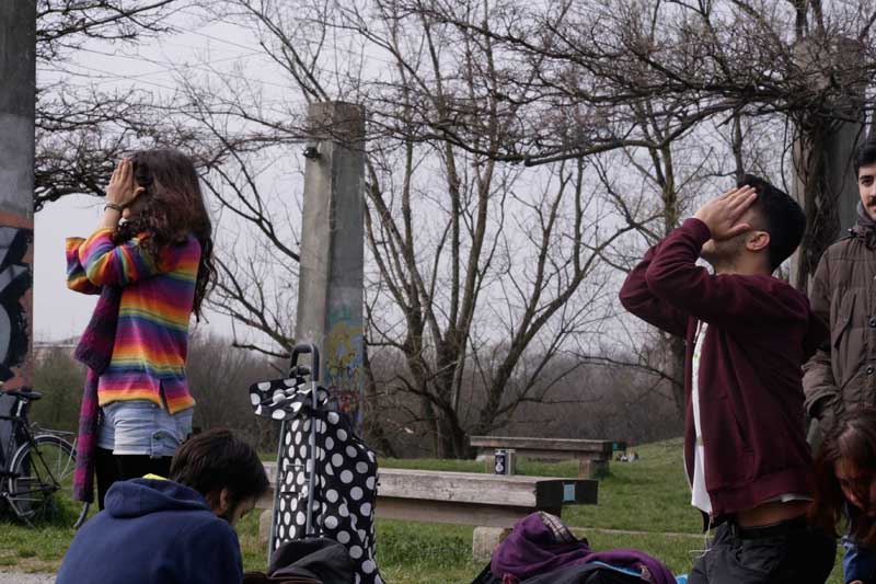 Eclissi, tutti con la testa in su. FOTO Eclissi, tutti con la testa in su. FOTO
