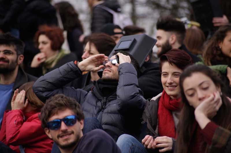 Eclissi, tutti con la testa in su. FOTO Eclissi, tutti con la testa in su. FOTO
