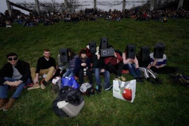 Eclissi, tutti con la testa in su. FOTO