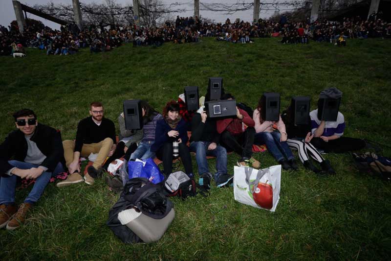 Eclissi, tutti con la testa in su. FOTO Eclissi, tutti con la testa in su. FOTO