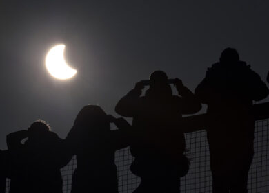 Eclissi, lo show a Roma. Lastre e visori in piazza