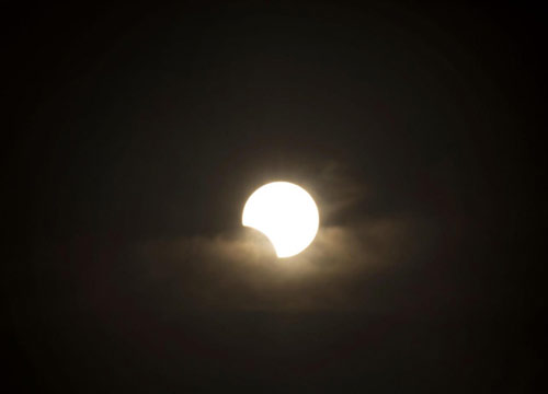 Eclissi, tutti con la testa in su. FOTO Eclissi, tutti con la testa in su. FOTO