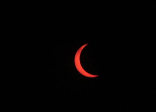 Eclissi, tutti con la testa in su. FOTO Eclissi, tutti con la testa in su. FOTO
