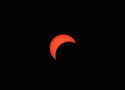 Eclissi, tutti con la testa in su. FOTO Eclissi, tutti con la testa in su. FOTO