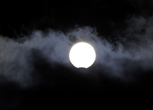 Eclissi, tutti con la testa in su. FOTO Eclissi, tutti con la testa in su. FOTO