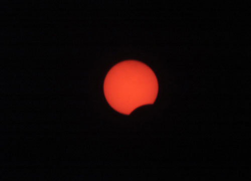 Eclissi, tutti con la testa in su. FOTO Eclissi, tutti con la testa in su. FOTO