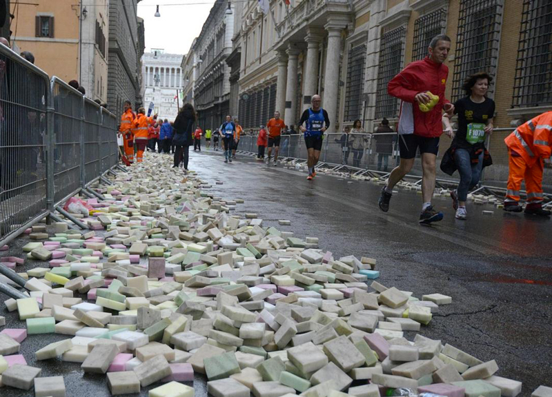 Maratona Roma, show da giro del mondo. Passaggio a San Pietro, arrivo ai Fori Maratona Roma, show da giro del mondo. Passaggio a San Pietro, arrivo ai Fori