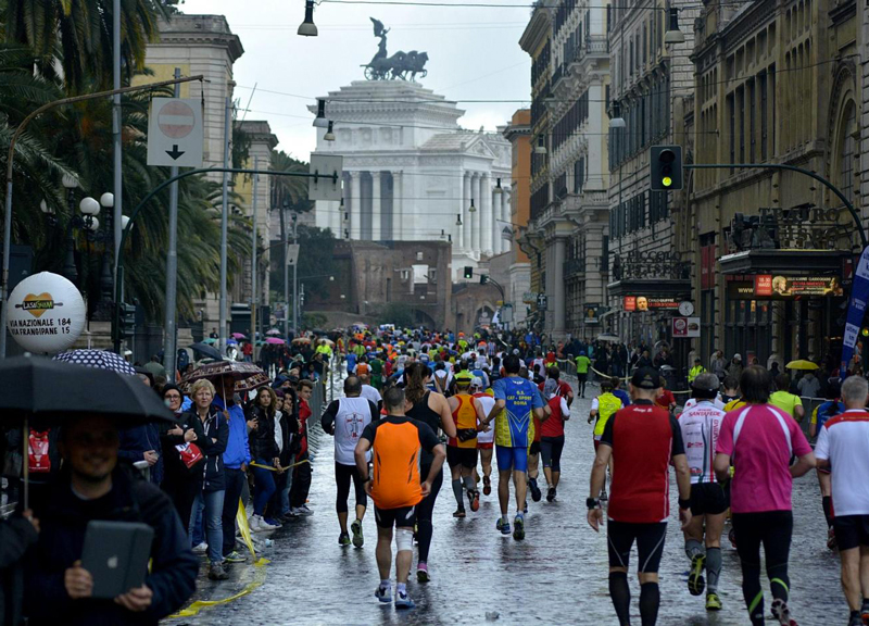 Maratona Roma, show da giro del mondo. Passaggio a San Pietro, arrivo ai Fori Maratona Roma, show da giro del mondo. Passaggio a San Pietro, arrivo ai Fori