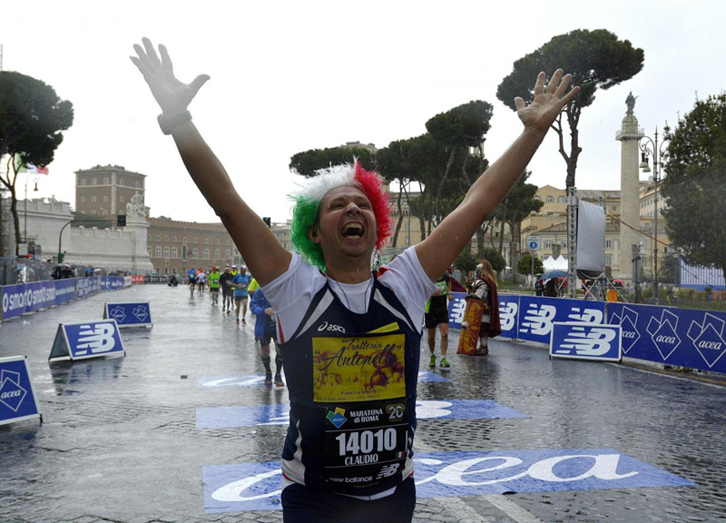 Maratona Roma, show da giro del mondo. Passaggio a San Pietro, arrivo ai Fori Maratona Roma, show da giro del mondo. Passaggio a San Pietro, arrivo ai Fori