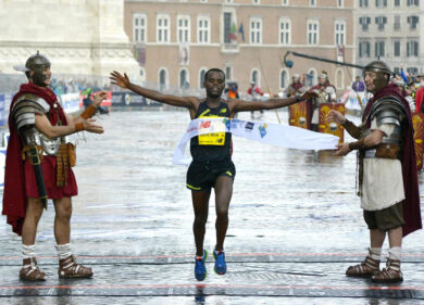 Maratona Roma, show da giro del mondo. Passaggio a San Pietro, arrivo ai Fori