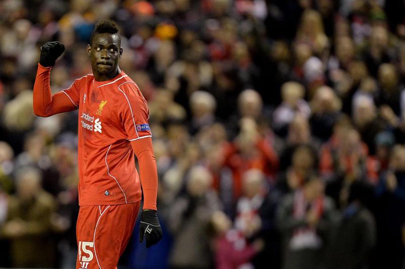 Balotelli sfiora la rissa con Smalling. I tifosi trattengono Mario Balotelli sfiora la rissa con Smalling. I tifosi trattengono Mario