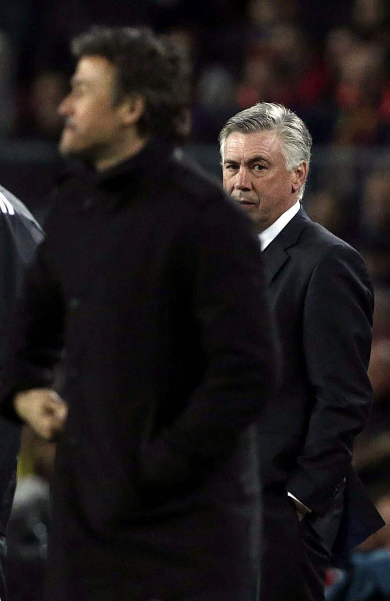 Real Madrid contestato, calci alle auto dei giocatori. E Ancelotti…. Real Madrid contestato, calci alle auto dei giocatori. E Ancelotti….