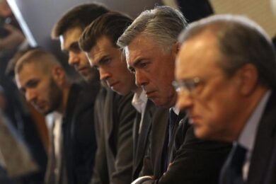 Real Madrid contestato, calci alle auto dei giocatori. E Ancelotti….