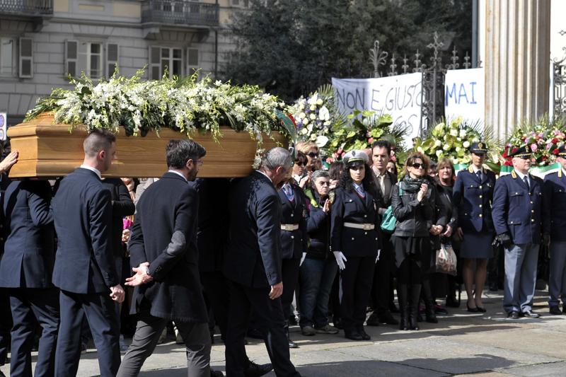 Torino, commozione per i funerali delle vittime di Tunisi Torino, commozione per i funerali delle vittime di Tunisi