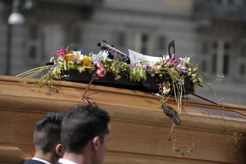 Torino, commozione per i funerali delle vittime di Tunisi Torino, commozione per i funerali delle vittime di Tunisi