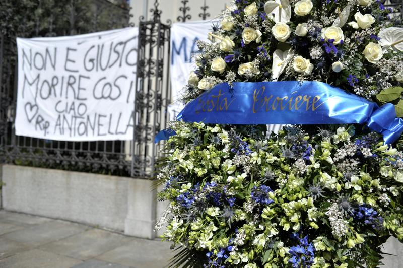 Torino, commozione per i funerali delle vittime di Tunisi Torino, commozione per i funerali delle vittime di Tunisi