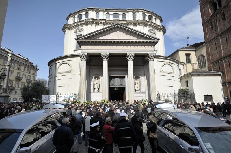 Torino, commozione per i funerali delle vittime di Tunisi Torino, commozione per i funerali delle vittime di Tunisi