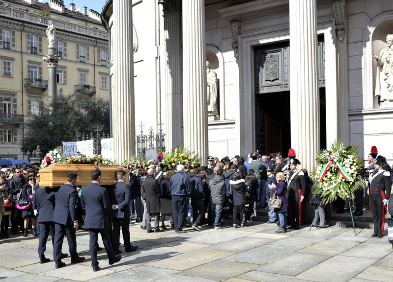 Torino, commozione per i funerali delle vittime di Tunisi Torino, commozione per i funerali delle vittime di Tunisi
