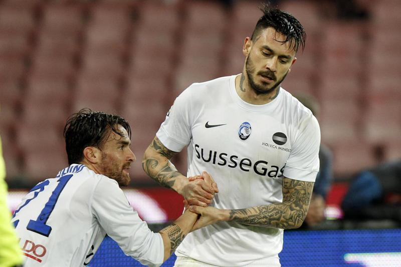 Napoli contro l’arbitro Calvarese: “Vergogna, campionato falsato” Napoli contro l’arbitro Calvarese: “Vergogna, campionato falsato”