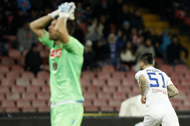 Napoli contro l’arbitro Calvarese: “Vergogna, campionato falsato” Napoli contro l’arbitro Calvarese: “Vergogna, campionato falsato”