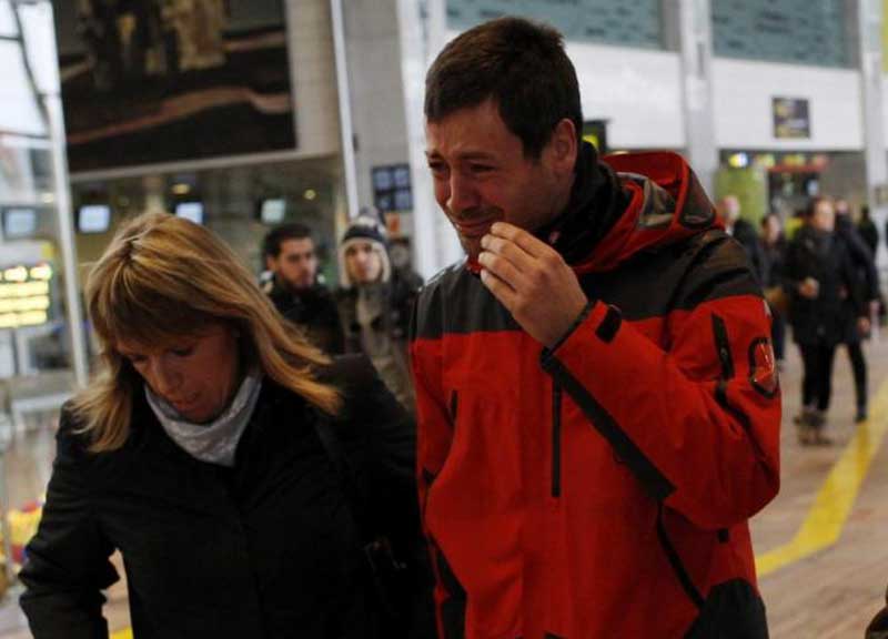 Airbus, familiari in lacrime e la ricerca del relitto. Le foto