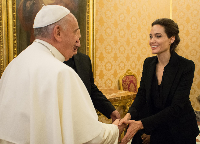 Angelina Jolie, via le ovaie. Teme il cancro Angelina Jolie, via le ovaie. Teme il cancro