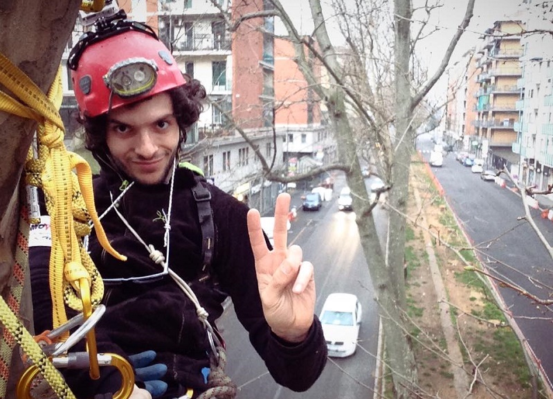 M5S, protesta in cima a un albero: “M4, no ad abbattimento di 574 piante” M5S, protesta in cima a un albero: “M4, no ad abbattimento di 574 piante”