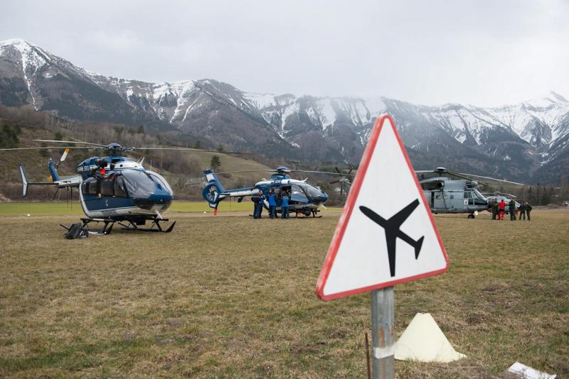 Airbus, familiari in lacrime e la ricerca del relitto. Le foto