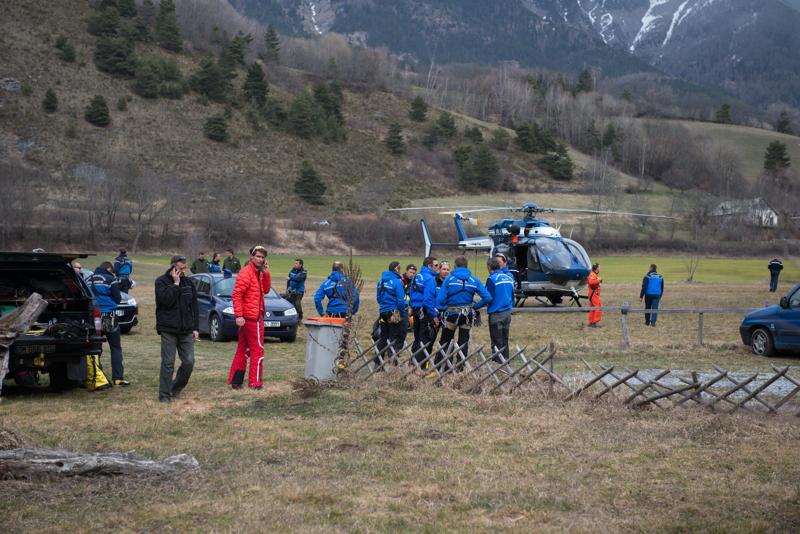 Airbus, familiari in lacrime e la ricerca del relitto. Le foto