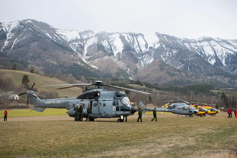 Airbus, familiari in lacrime e la ricerca del relitto. Le foto