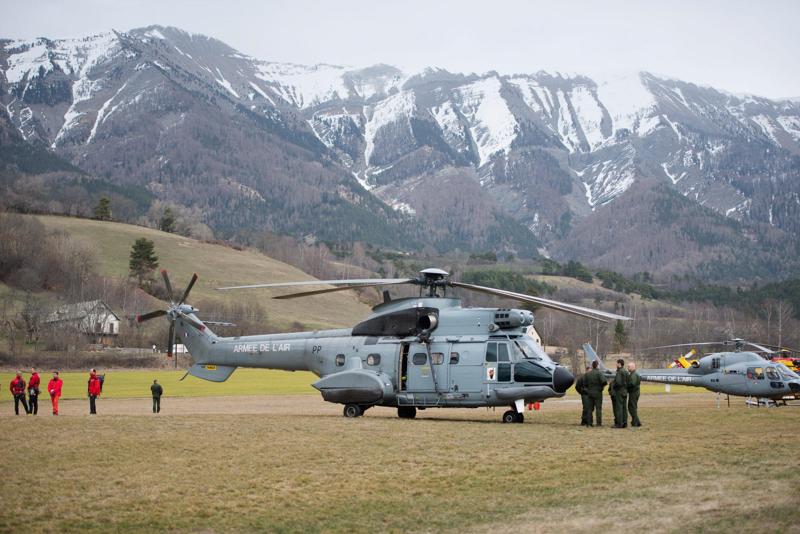 Airbus, familiari in lacrime e la ricerca del relitto. Le foto