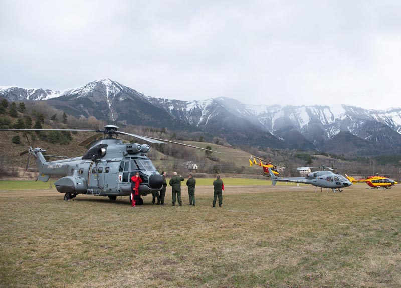 Airbus, familiari in lacrime e la ricerca del relitto. Le foto