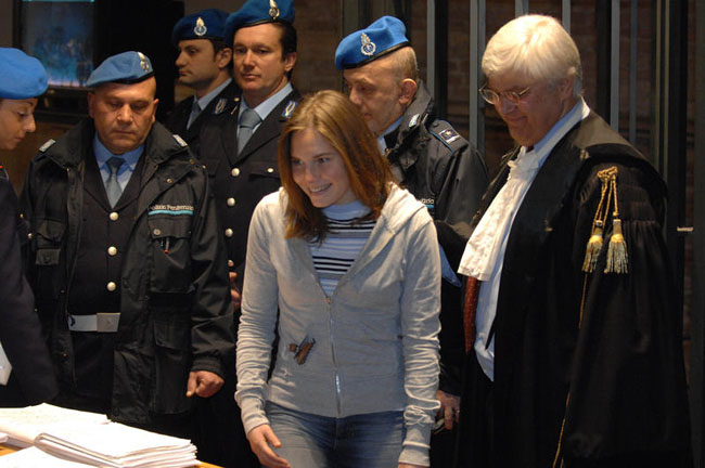 Caso Meredith, una lunga storia di processi e verdetti ribaltati Caso Meredith, una lunga storia di processi e verdetti ribaltati