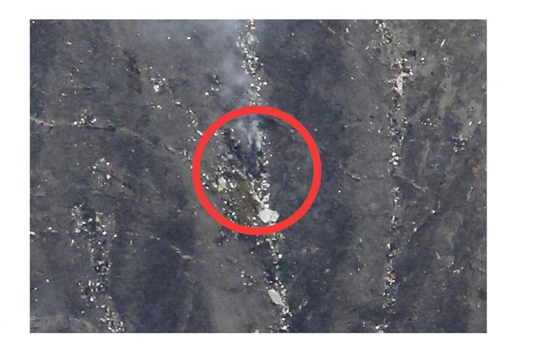 Airbus Germanwings lupi sui corpi. Cadaveri attaccati dai lupi. Foto!