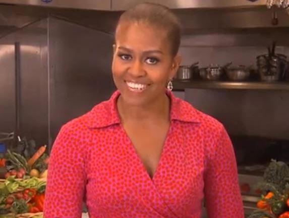 Michelle Obama in tv con look rasato. E’ giallo