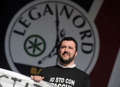 Salvini contestato dagli antagonisti, lui fa il dito medio dall’auto