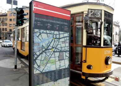 Mobilità, a Milano arrivano i totem di orientamento pedonale