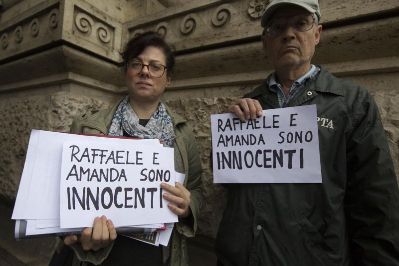 Caso Meredith, clamoroso ribaltone. Amanda e Raffaele assolti Caso Meredith, clamoroso ribaltone. Amanda e Raffaele assolti