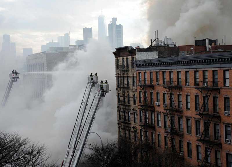 New York, esplosione a Manhattan: crollano tre edifici New York, esplosione a Manhattan: crollano tre edifici