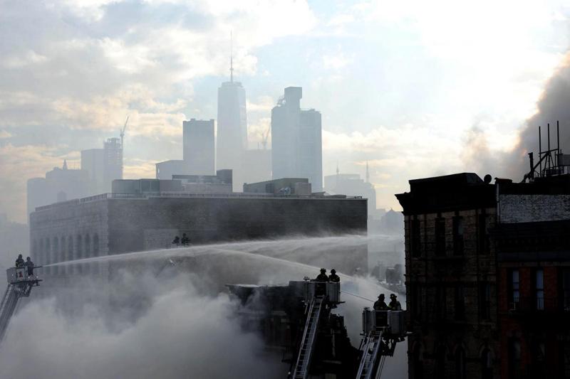 New York, esplosione a Manhattan: crollano tre edifici New York, esplosione a Manhattan: crollano tre edifici