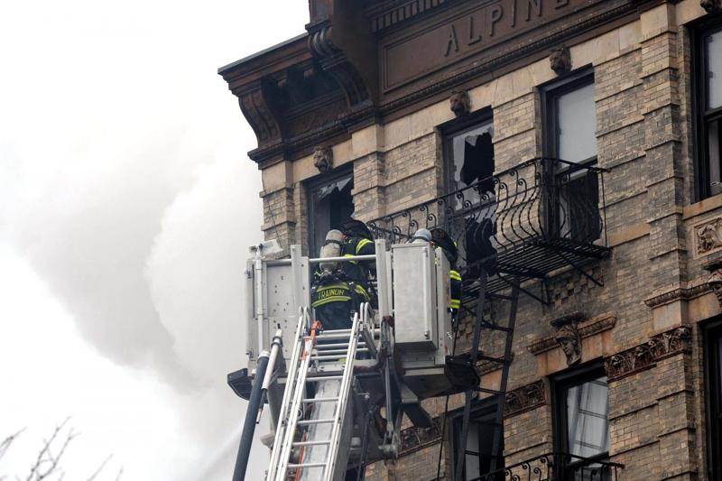 New York, esplosione a Manhattan: crollano tre edifici New York, esplosione a Manhattan: crollano tre edifici