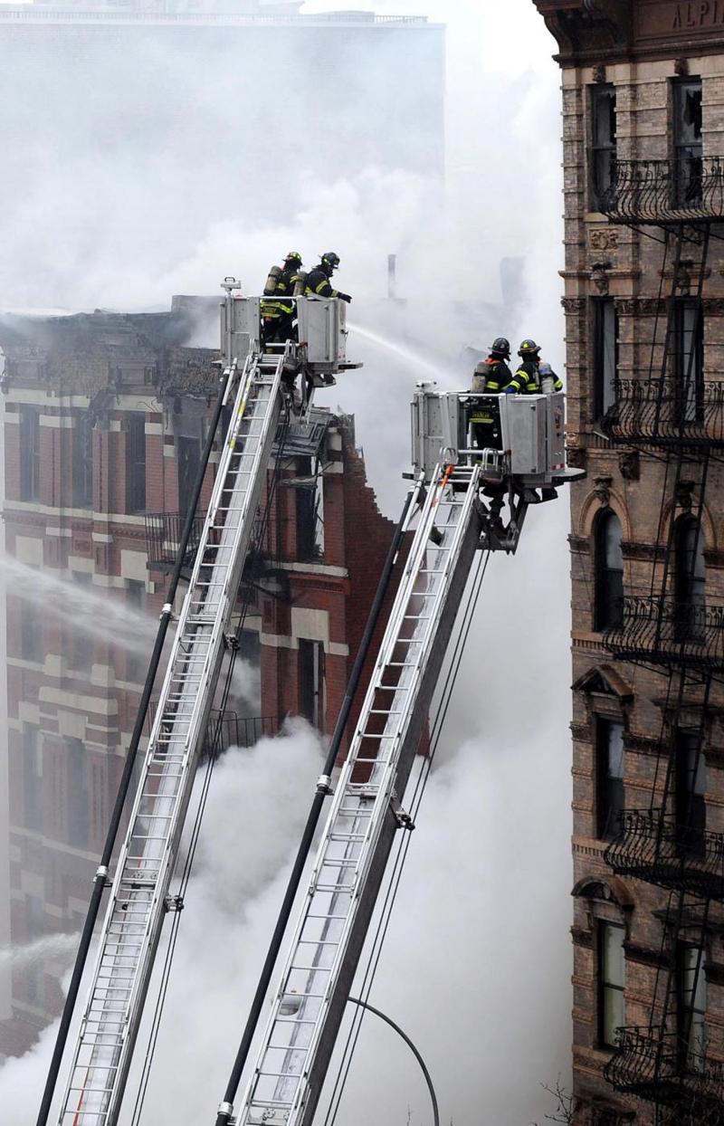 New York, esplosione a Manhattan: crollano tre edifici New York, esplosione a Manhattan: crollano tre edifici