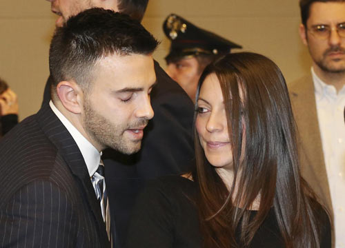 Caso Meredith, clamoroso ribaltone. Amanda e Raffaele assolti Caso Meredith, clamoroso ribaltone. Amanda e Raffaele assolti