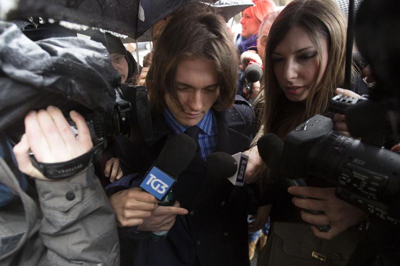 Caso Meredith, clamoroso ribaltone. Amanda e Raffaele assolti Caso Meredith, clamoroso ribaltone. Amanda e Raffaele assolti