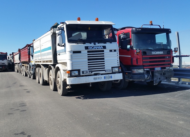 Teem, 40 tir sul viadotto: il test (superato) è da record Teem, 40 tir sul viadotto: il test (superato) è da record