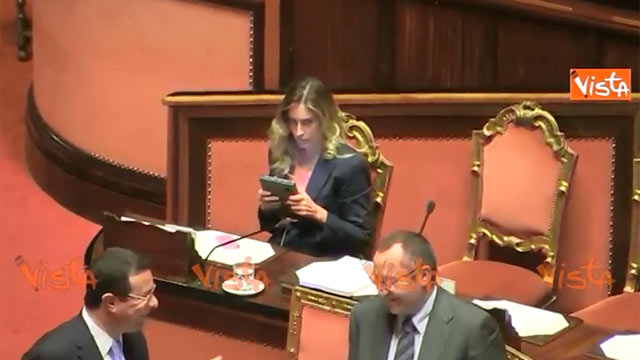 Boschi (foto osé) dice che accelera Pil e italiani ricchi, dice Boschi Boschi (foto osé) dice che accelera Pil e italiani ricchi, dice Boschi