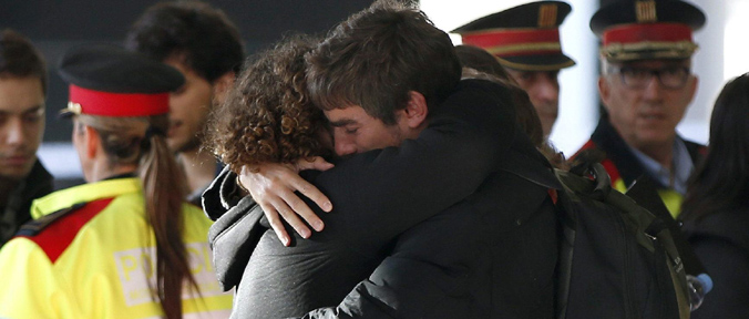 Germanwings/ Il dialogo tra i piloti: “Apri questa maledetta porta!” Germanwings/ Il dialogo tra i piloti: “Apri questa maledetta porta!”