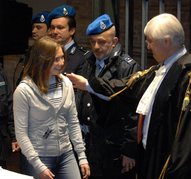 Omicidio Meredith, Raffaele chiama Amanda: “E’ stato bellissimo”