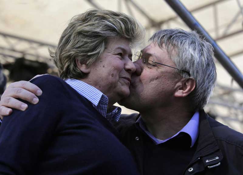Landini e il bacio alla Camusso. “No lezioni di affettività da Cofferati Landini e il bacio alla Camusso. “No lezioni di affettività da Cofferati