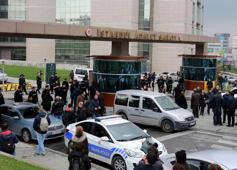Istanbul sotto attacco: uccisa kamikaze. Assalti a polizia e partiti Istanbul sotto attacco: uccisa kamikaze. Assalti a polizia e partiti